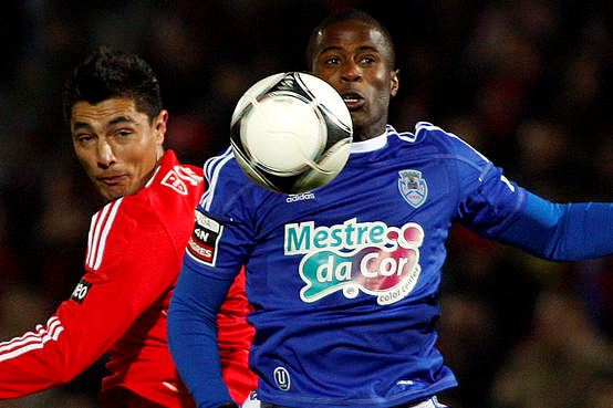 Benfica sofre mas vence na Feira e pressiona FC Porto